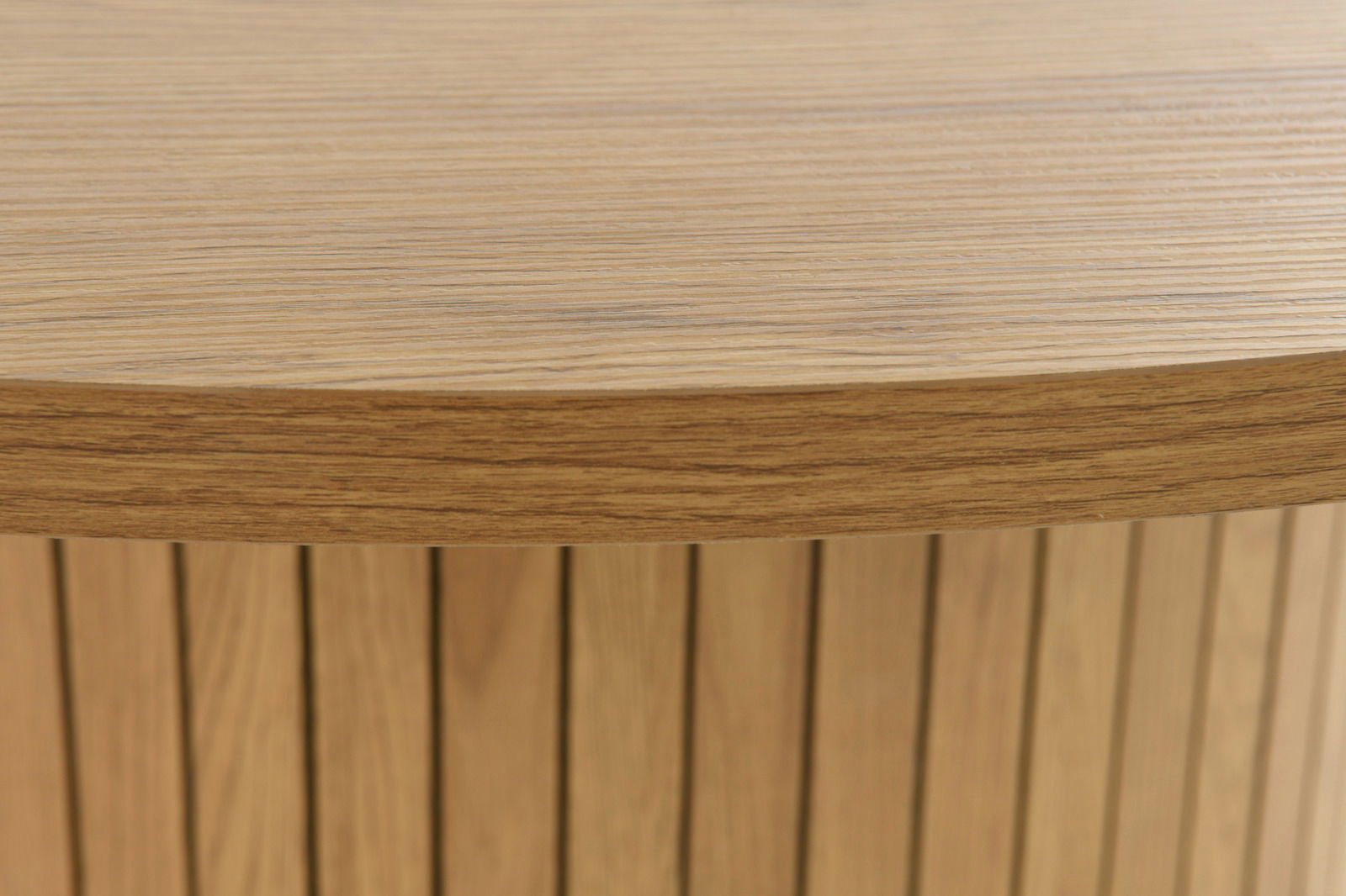 Nahaufnahme eines Esstisches aus Holz mit vertikalen Streifen, seitliche Perspektive