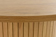 Nahaufnahme eines Esstisches aus Holz mit vertikalen Streifen, seitliche Perspektive