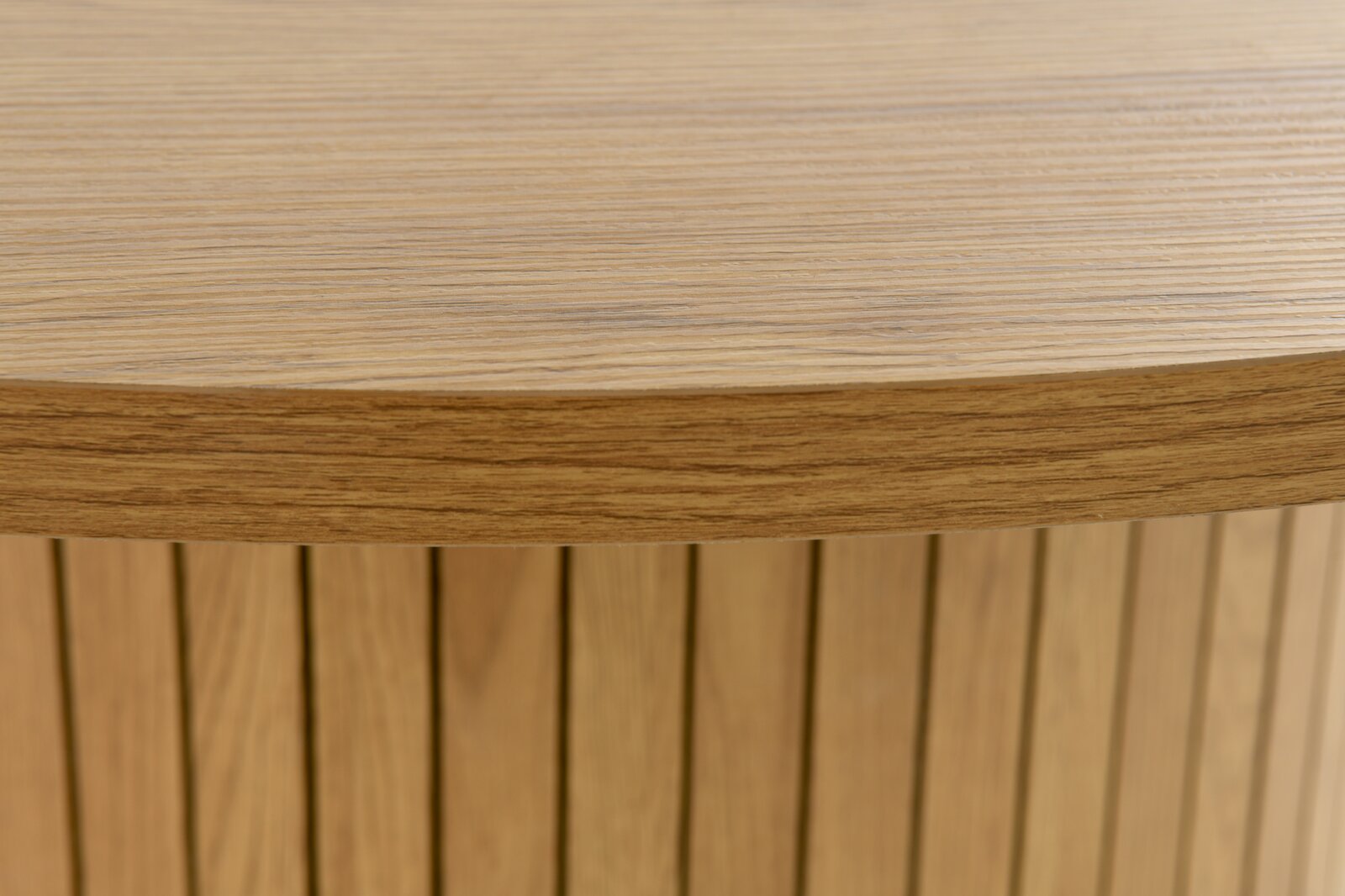 Nahaufnahme eines Esstisches aus Holz mit vertikalen Streifen, seitliche Perspektive