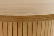 Nahaufnahme eines Esstisches aus Holz mit vertikalen Streifen, seitliche Perspektive