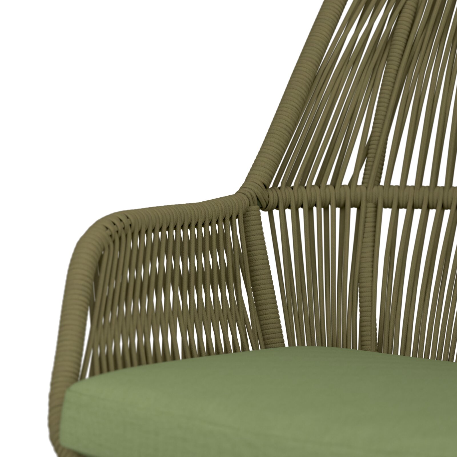 Close-up van een beige gevlochten rotan/koord fauteuil met lichtgroen zitkussen, schuin van voren gefotografeerd.