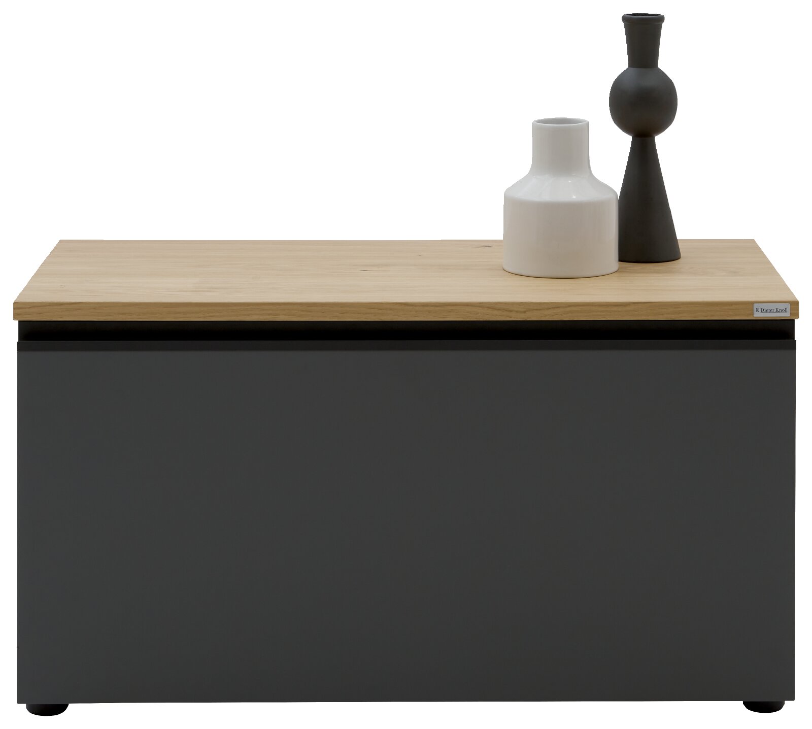 Moderne Kommode/Sideboard mit mattschwarzem Korpus und heller Holzplatte, frontale Ansicht; oben stehen eine weiße und eine schwarze Vase.