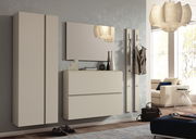 Modernes Garderobenset in Beige mit Hängeschrank, Spiegel und Kleiderhaken, seitliche Perspektive