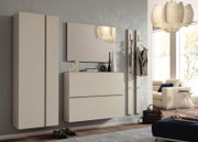 Modernes Garderobenset in Beige mit Hängeschrank, Spiegel und Kleiderhaken, seitliche Perspektive