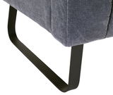 Nahaufnahme der Unterseite einer 2er-Sitzbank mit schwarzem Metallgestell und grauem Stoffbezug.