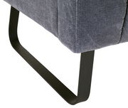 Nahaufnahme der Unterseite einer 2er-Sitzbank mit schwarzem Metallgestell und grauem Stoffbezug.