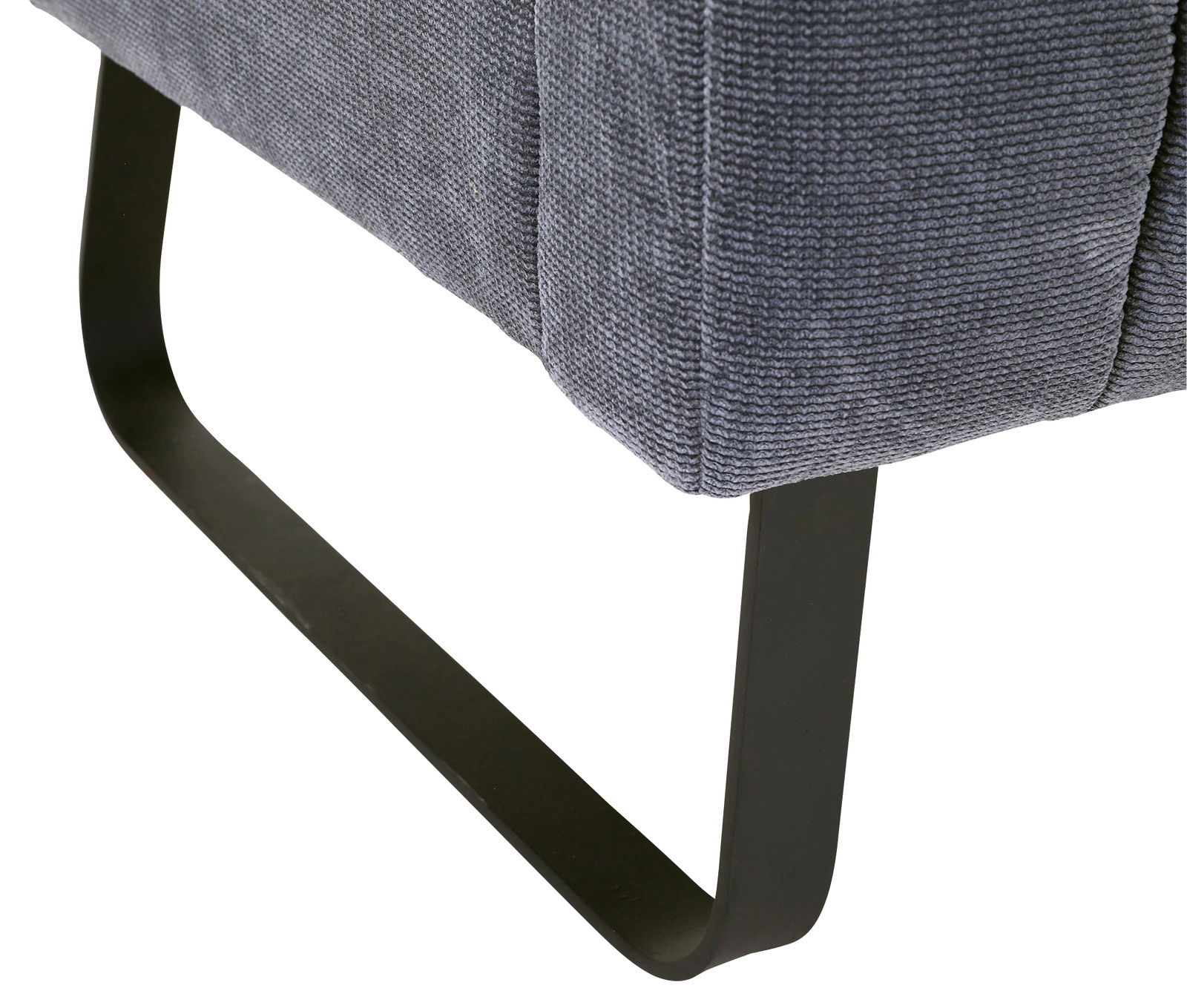 Nahaufnahme der Unterseite einer 2er-Sitzbank mit schwarzem Metallgestell und grauem Stoffbezug.