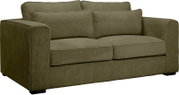Olivgrünes 2-Sitzer-Sofa mit breiten Armlehnen und Cordbezug, zwei Sitzkissen und Rückenkissen, freigestellt auf weißem Hintergrund, Ansicht schräg von vorne