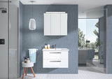 Moderner Badblock mit weißem Waschbeckenunterschrank und Spiegelschrank, frontal fotografiert in einem stilvollen Badezimmer mit blauen Wänden und natürlichem Licht.