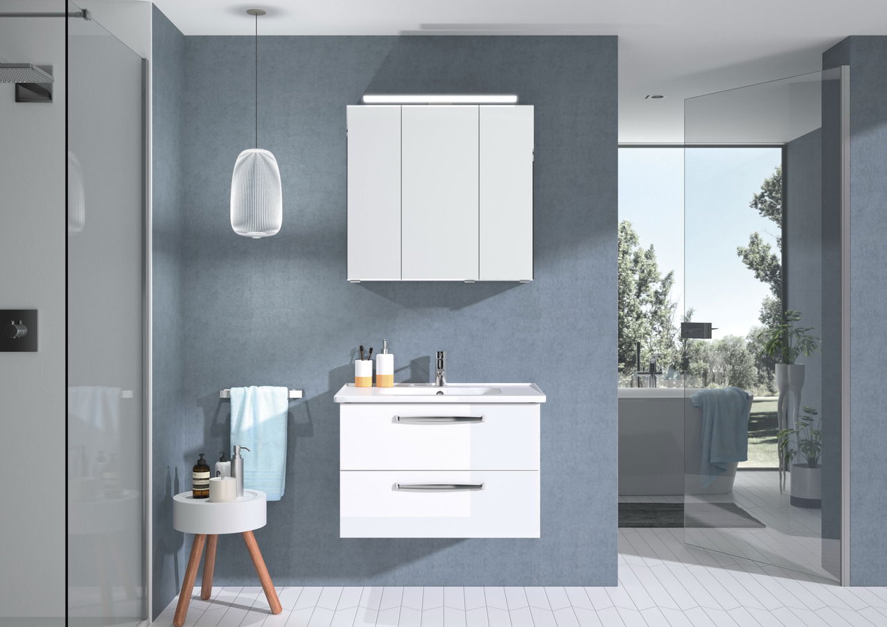 Moderner Badblock mit weißem Waschbeckenunterschrank und Spiegelschrank, frontal fotografiert in einem stilvollen Badezimmer mit blauen Wänden und natürlichem Licht.