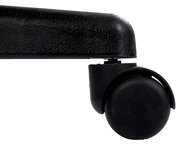 Nahaufnahme eines schwarzen Stuhlbeins mit Rolle, seitliche Perspektive