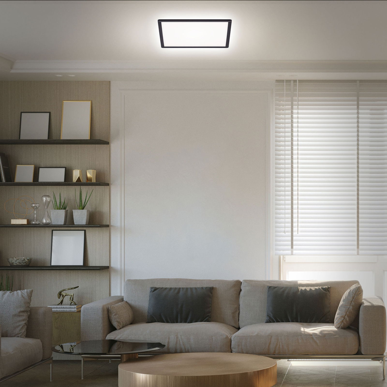 Moderne LED-Deckenleuchte in einem stilvollen Wohnzimmer, von unten betrachtet.