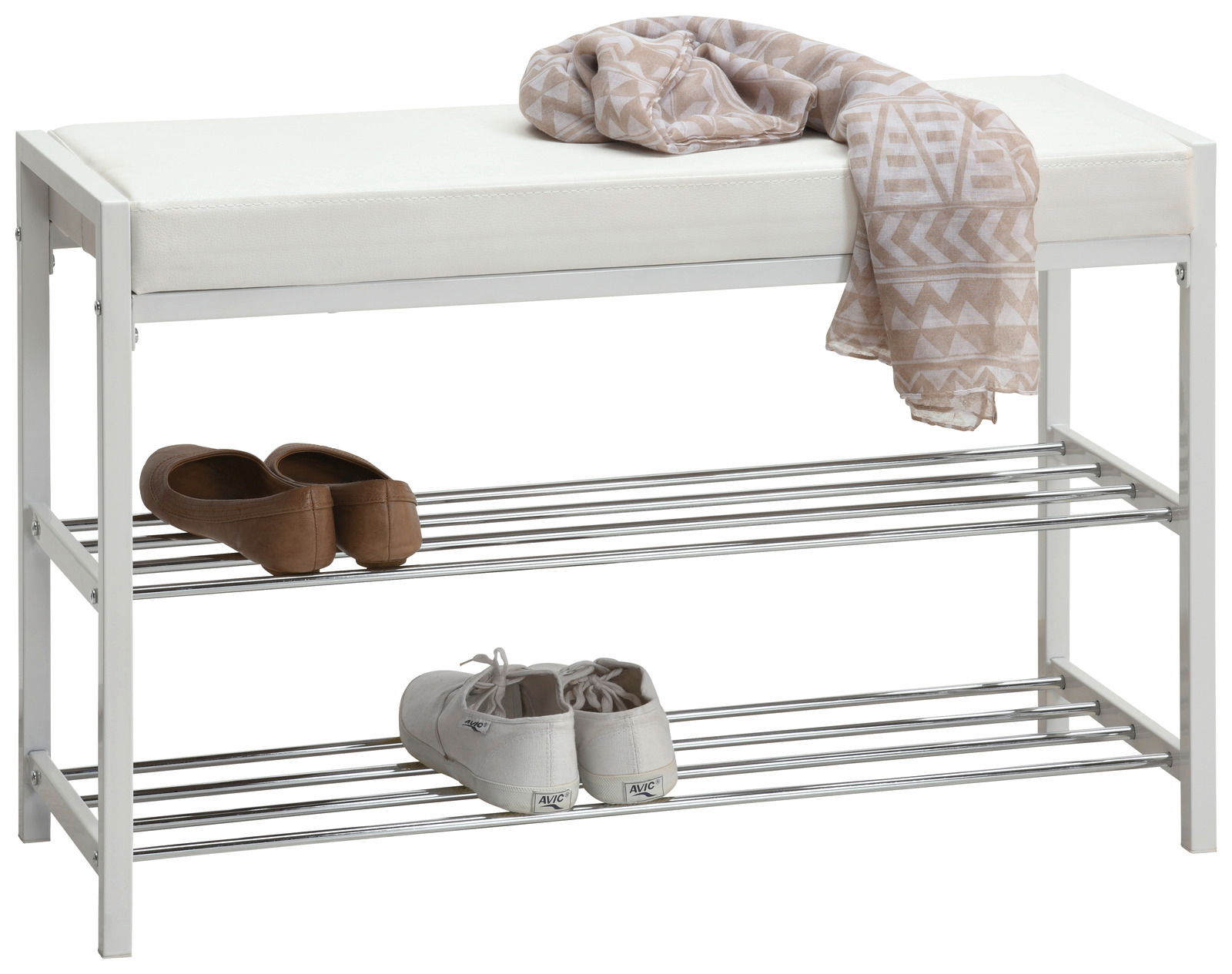Schuhregal mit zwei Ablagen und einer gepolsterten Sitzfläche, darauf liegt ein Tuch. Perspektive: Frontalansicht.