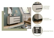 Moderne Kommode mit funktionalen, dekorativen Griffmulden und gradlinigen schwarzen Füßen, gezeigt in einem stilvollen Raum mit Dachfenster. Perspektive: Frontalansicht.