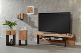 Moderne Wandleuchte aus Holz mit indirekter Beleuchtung, montiert auf einer grauen Ziegelwand, in einem stilvoll eingerichteten Wohnzimmer. Perspektive: Frontalansicht.