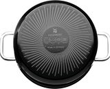 Topfset Fusiontec Black von unten mit sichtbarem Bodenmuster und Griffen, Perspektive von unten.