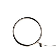 Moderne Tischleuchte RITUS in seitlicher Perspektive mit kreisförmigem Design und elegantem, minimalistischem Stil.