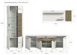 Wohnwand mit modernem Design, bestehend aus einem hohen Schrank, einem Sideboard und einem Wandregal, in Frontalansicht. Maße: ca. 305 x 195 x 37 cm.