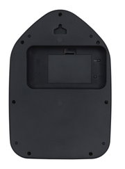 Achterkant van een zwarte wandklok met batterijvak en ophangbeugel.