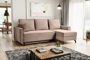 Modernes Schlafsofa in L-Form mit rechter Ausrichtung, beige Farbe, in einem stilvoll eingerichteten Wohnzimmer mit Blick auf den Sitzbereich von vorne.