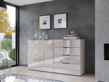 Moderne Schubkastenkommode in einem eleganten Wohnzimmer, seitliche Perspektive, mit Dekorationen und Büchern auf der Oberfläche.
