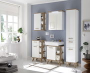 Moderner Waschbeckenunterschrank in Weiß mit Holzdetails, frontal fotografiert, umgeben von weiteren Badezimmermöbeln.