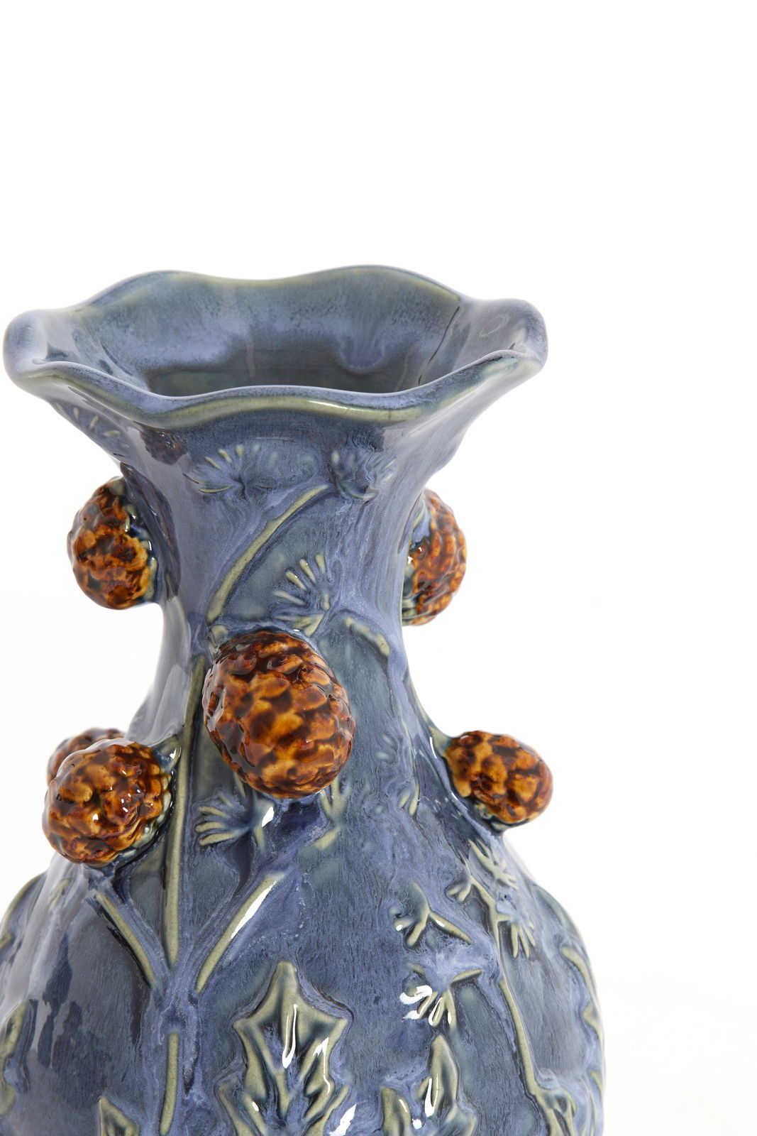 Light&Living Vase BLISSA Detailansicht einer blauen Vase mit floralen Verzierungen und erhabenen, braunen Elementen auf der Oberfläche.