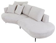 Helle, moderne Rundecke mit Ottomane links, aus der Vogelperspektive fotografiert. Die Couch hat eine geschwungene Form und ist mit mehreren Kissen ausgestattet.