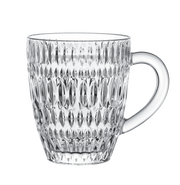 Glasbecher mit Ethno-Muster, seitliche Perspektive