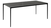 Moderner schwarzer Gartentisch mit schlanken Beinen, seitliche Perspektive