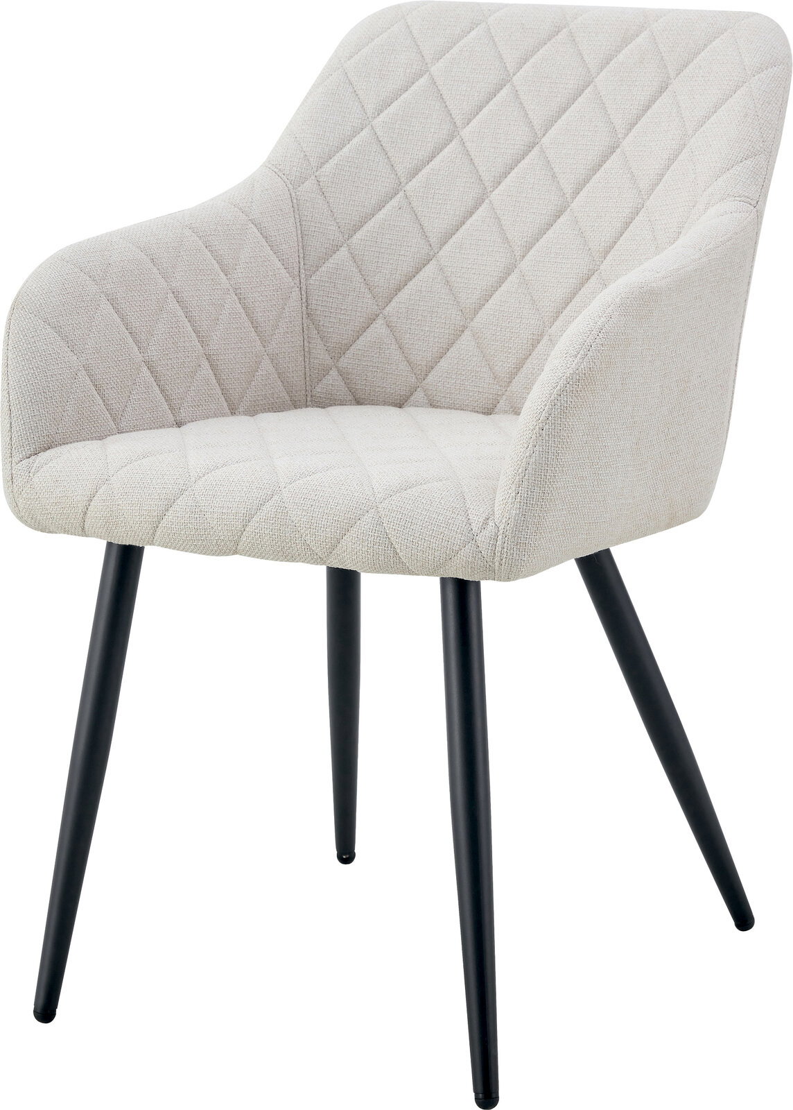 Beiger, gepolsterter Polsterstuhl mit Armlehnen und rautenförmiger Steppung auf Sitz und Rückenlehne, schwarze konische Metallbeine, freigestellt auf weißem Hintergrund, Ansicht schräg von vorne