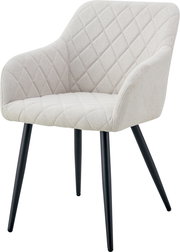 Beiger, gepolsterter Polsterstuhl mit Armlehnen und rautenförmiger Steppung auf Sitz und Rückenlehne, schwarze konische Metallbeine, freigestellt auf weißem Hintergrund, Ansicht schräg von vorne