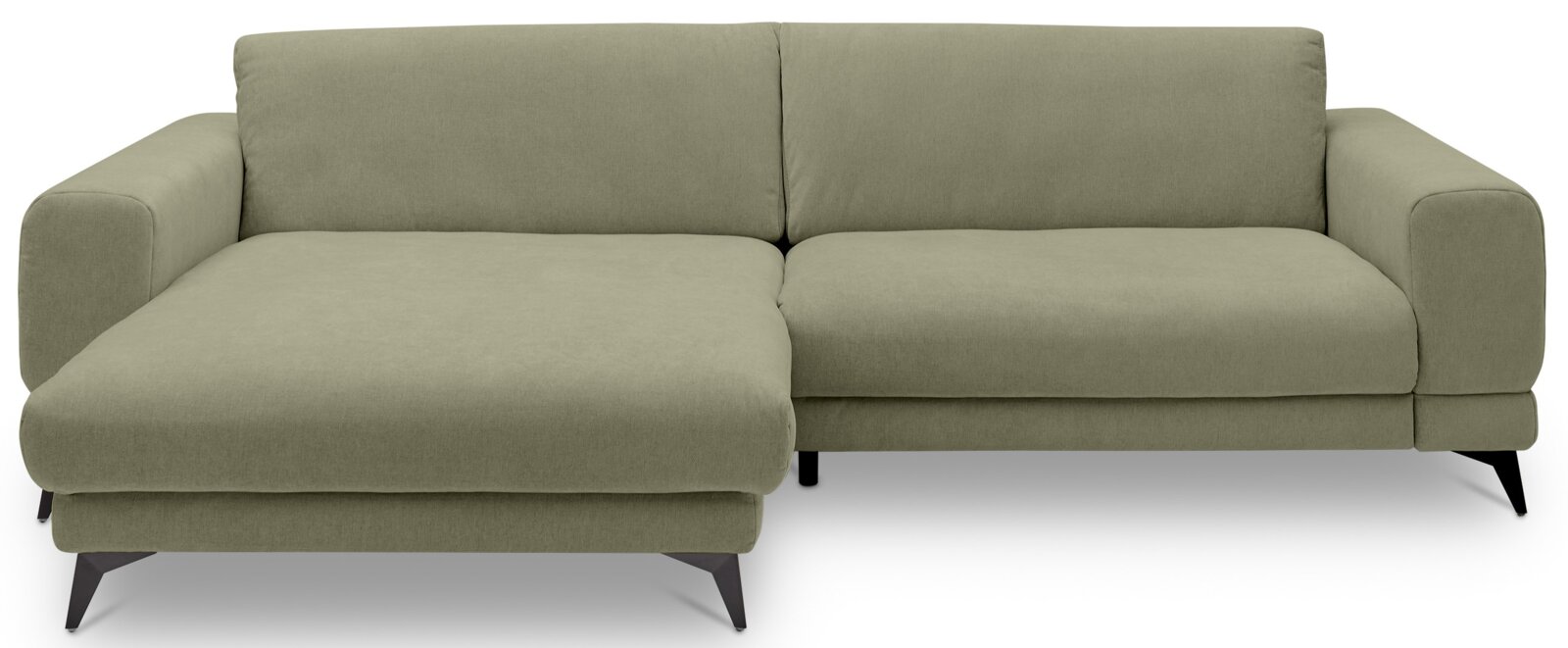 Olivgrünes L-förmiges Ecksofa mit Chaiselongue links, breiten Armlehnen und schwarzen Füßen, Frontansicht leicht von oben vor weißem Hintergrund