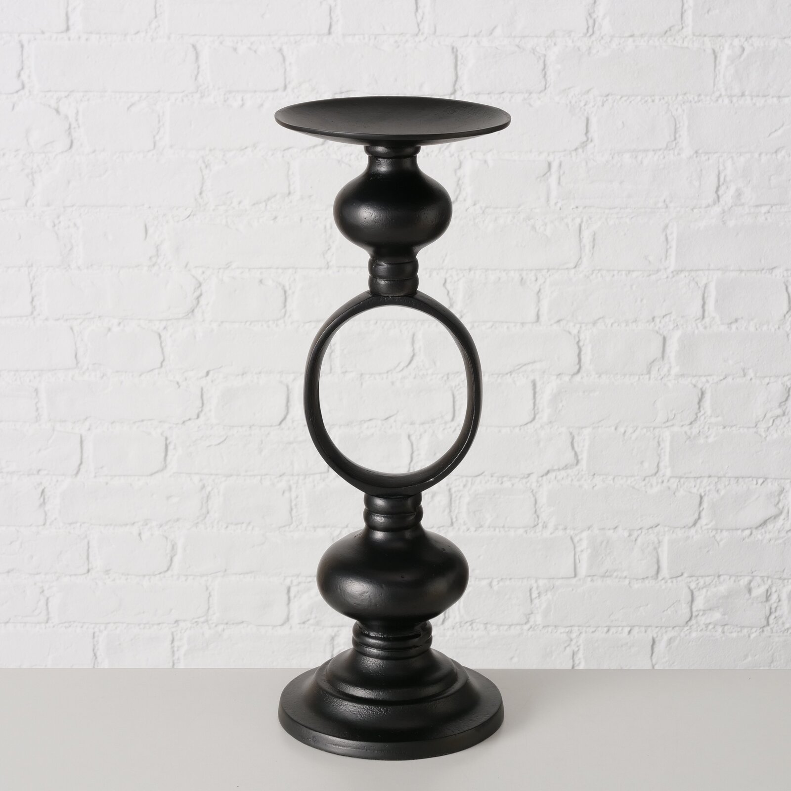 Schwarzer Kerzenleuchter Plokky aus Metall mit rundem Design, seitliche Perspektive