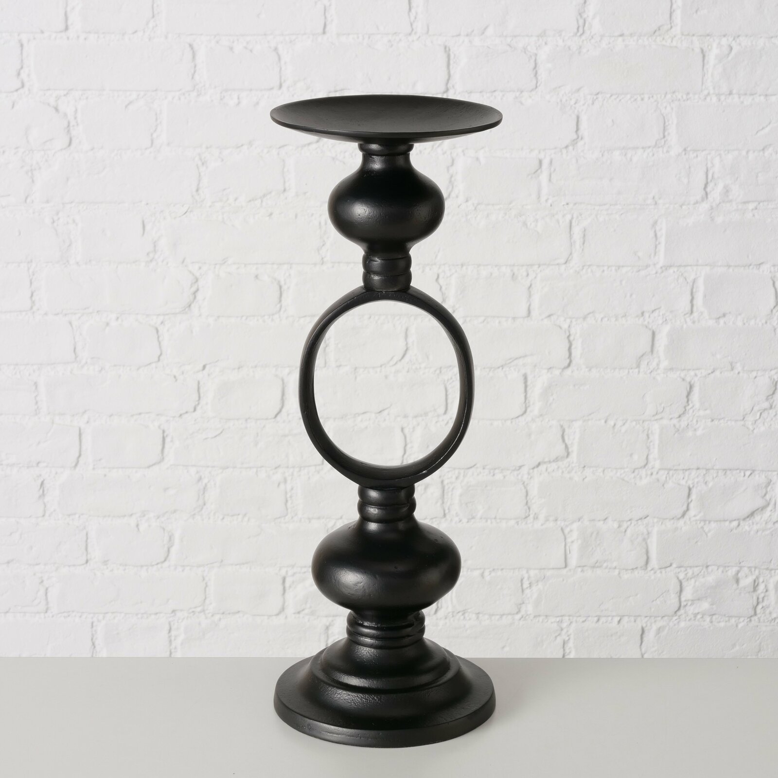 Schwarzer Kerzenleuchter Plokky aus Metall mit rundem Design, seitliche Perspektive