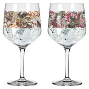 Zwei elegante Gin-Gläser mit kunstvollen Tier- und Pflanzenmotiven, gefüllt mit Eiswürfeln, aus der Perspektive von vorne.