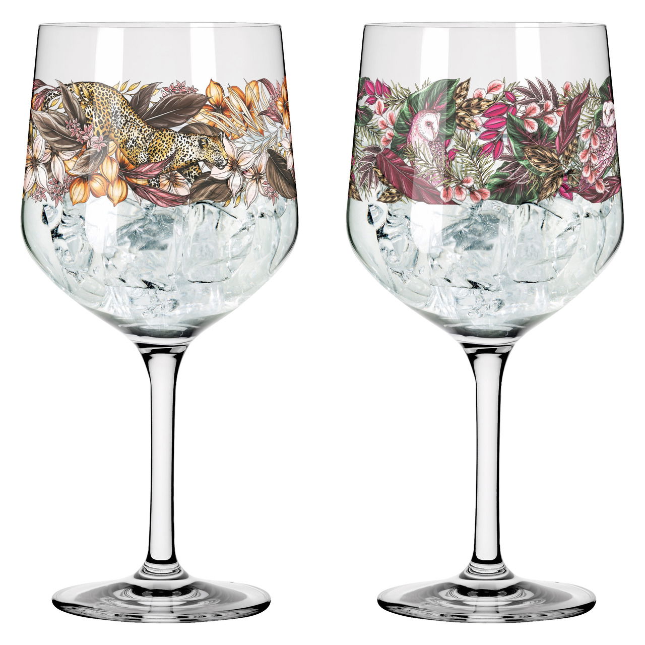 Zwei elegante Gin-Gläser mit kunstvollen Tier- und Pflanzenmotiven, gefüllt mit Eiswürfeln, aus der Perspektive von vorne.