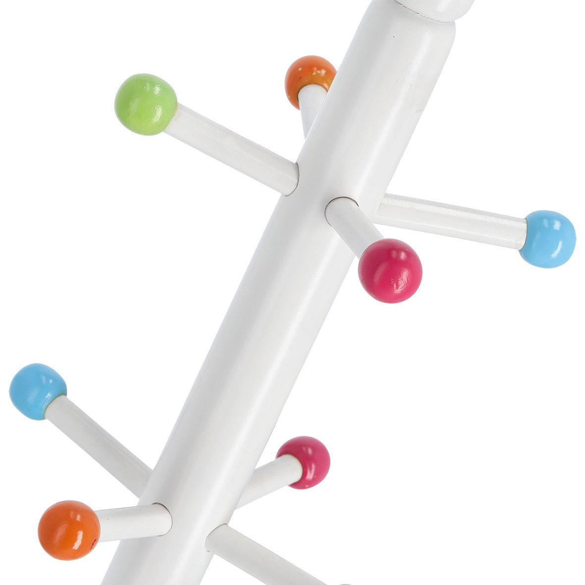 Nahaufnahme eines weißen Kinder-Kleiderständers mit bunten Kugeln an den Haken, seitliche Perspektive