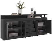Schwarzes XL-Sideboard mit offenen Türen und Schubladen, dekoriert mit Büchern, Vasen und Gläsern, Perspektive von vorne.