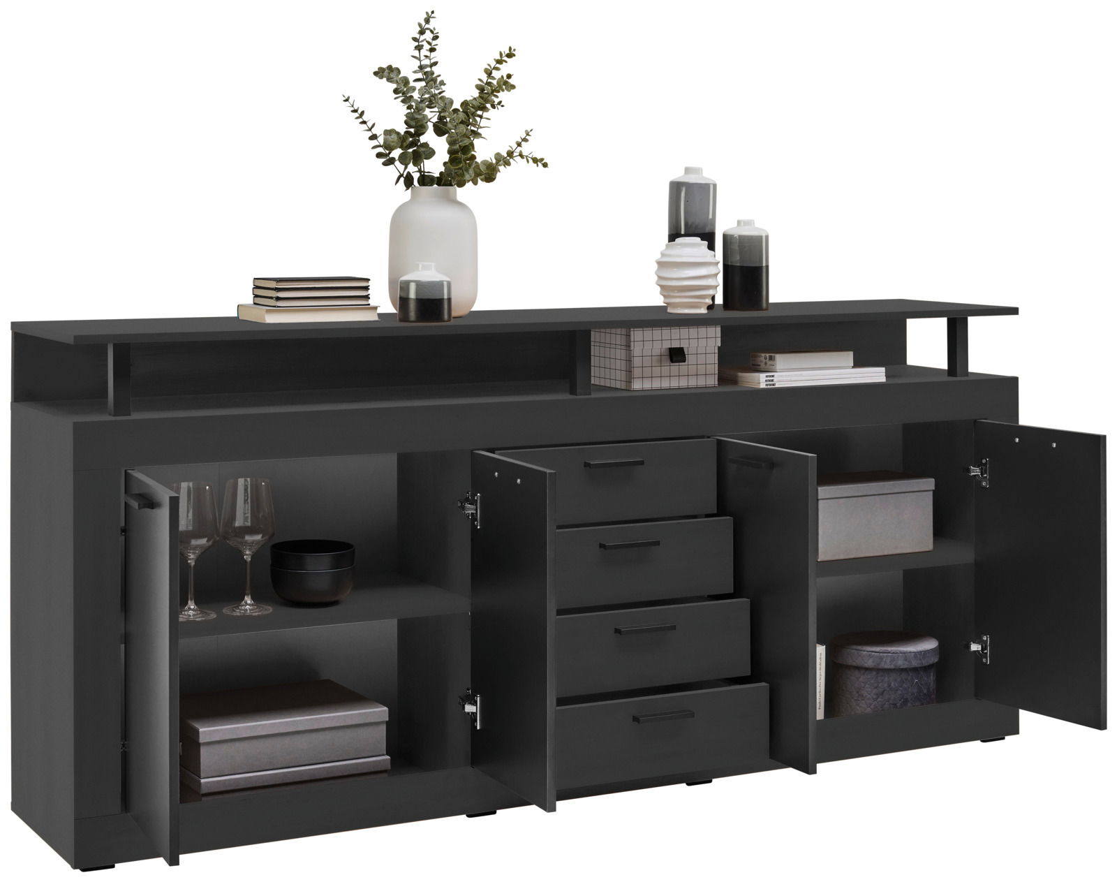 Schwarzes XL-Sideboard mit offenen Türen und Schubladen, dekoriert mit Büchern, Vasen und Gläsern, Perspektive von vorne.