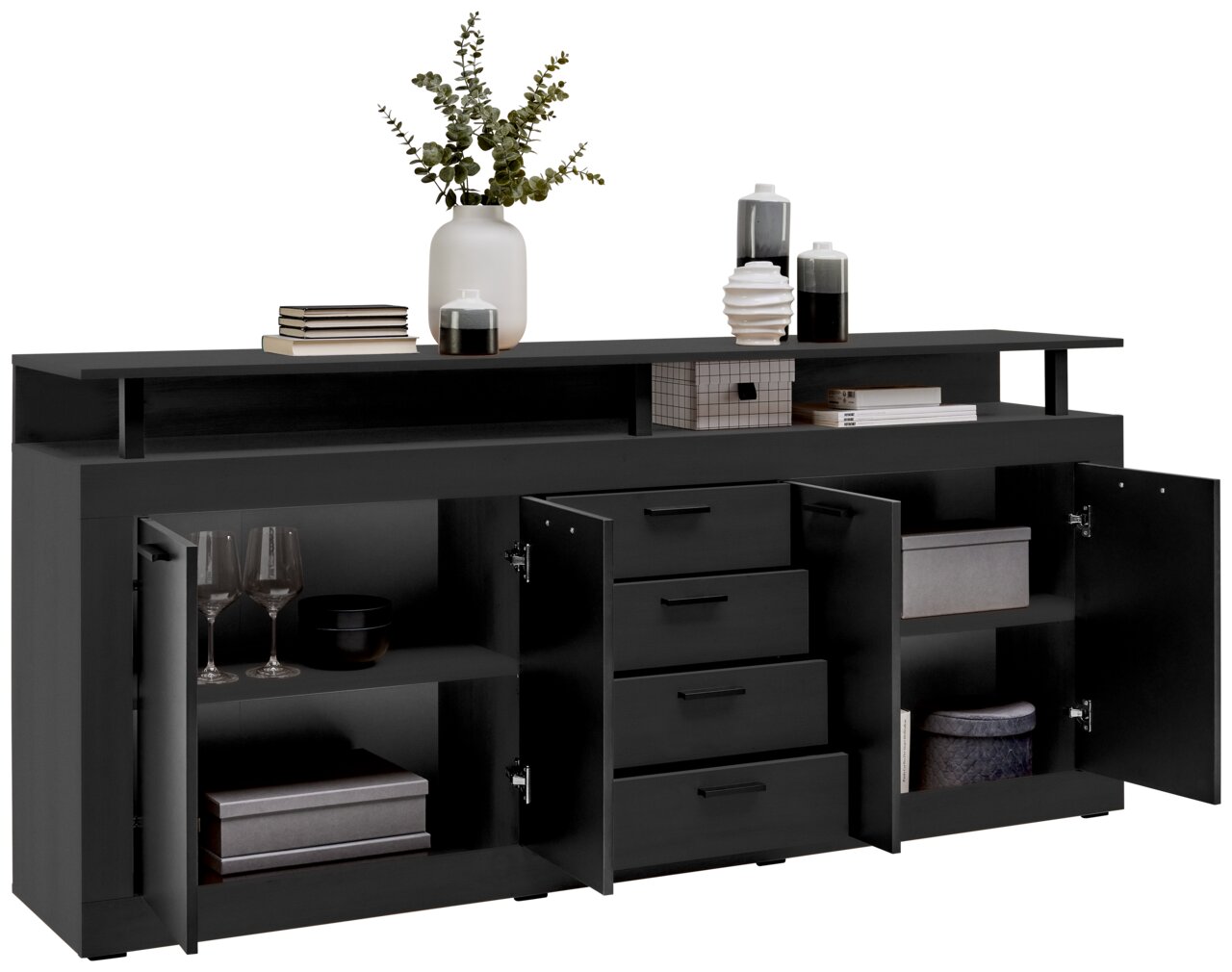 Schwarzes XL-Sideboard mit offenen Türen und Schubladen, dekoriert mit Büchern, Vasen und Gläsern, Perspektive von vorne.