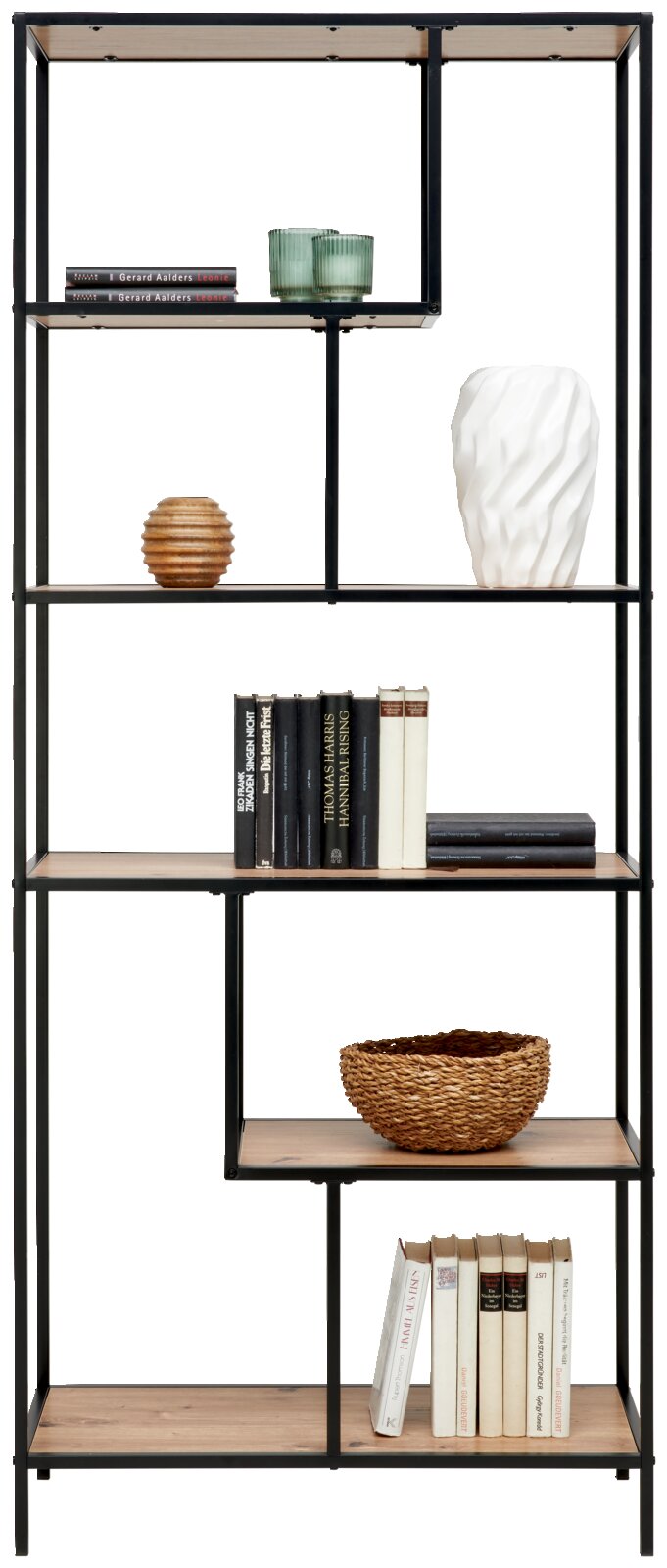 Hoge kast met een zwart metalen frame en houten planken, gefotografeerd van voren. Versierd met boeken, vazen en een mand.