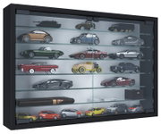 Schwarze Glasvitrine mit mehreren Glasböden und Schiebetüren, gefüllt mit Modellautos in verschiedenen Farben und Größen; Ansicht schräg von vorn links.