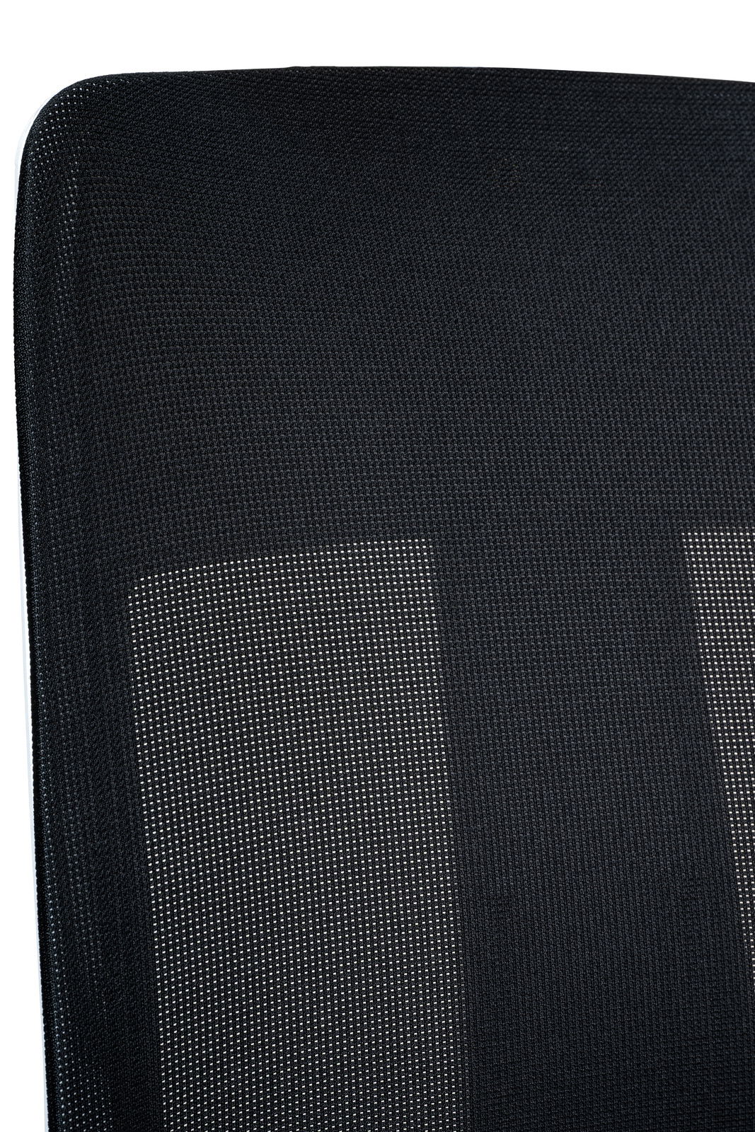 Nahaufnahme der Rückenlehne eines schwarzen Drehstuhls aus Netzstoff, von vorne betrachtet.