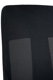 Nahaufnahme der Rückenlehne eines schwarzen Drehstuhls aus Netzstoff, von vorne betrachtet.