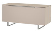 Modernes TV-Lowboard in Beige mit Metallfüßen, frontale Perspektive