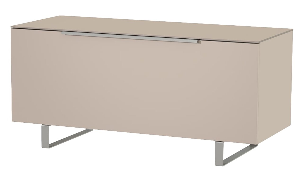 Modernes TV-Lowboard in Beige mit Metallfüßen, frontale Perspektive