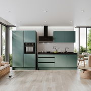 Moderne Küchenzeile in grüner Farbe, ohne Elektrogeräte, mit Blick von vorne. Enthält Schränke, Schubladen und eine Arbeitsplatte mit Spüle.