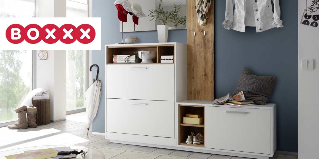 Ein Flur mit modernen weißen Möbeln, mit Staufächern, ergänzt durch das BOXXX-Logo.