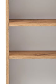 Nahaufnahme eines Hängeschranks mit zwei Holzregalböden in seitlicher Perspektive.